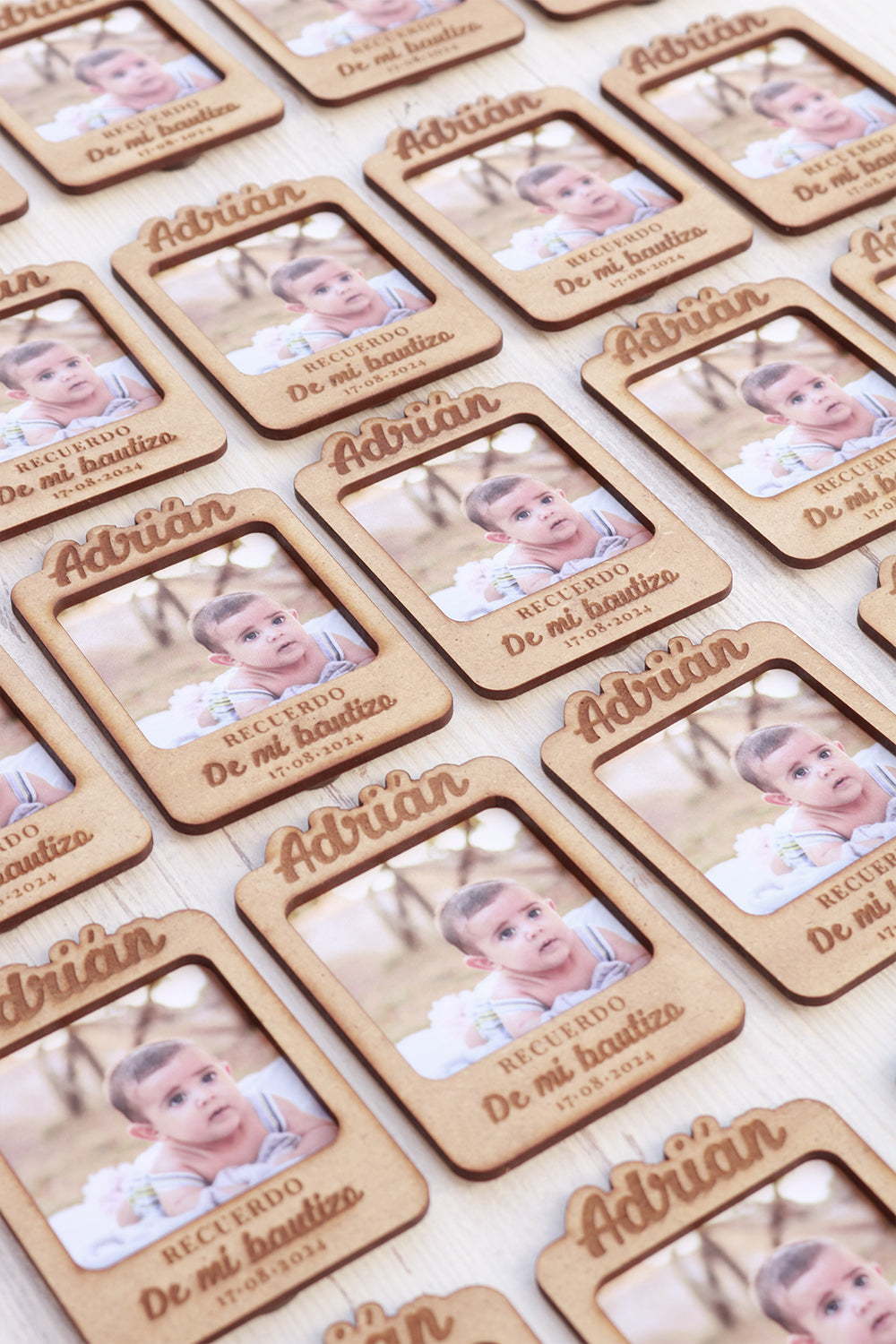 Portafotos tipo Polaroid usados como marcasitios personalizados en una mesa