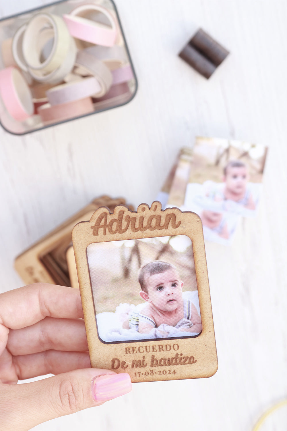 Detalle del diseño personalizado en portafotos Polaroid