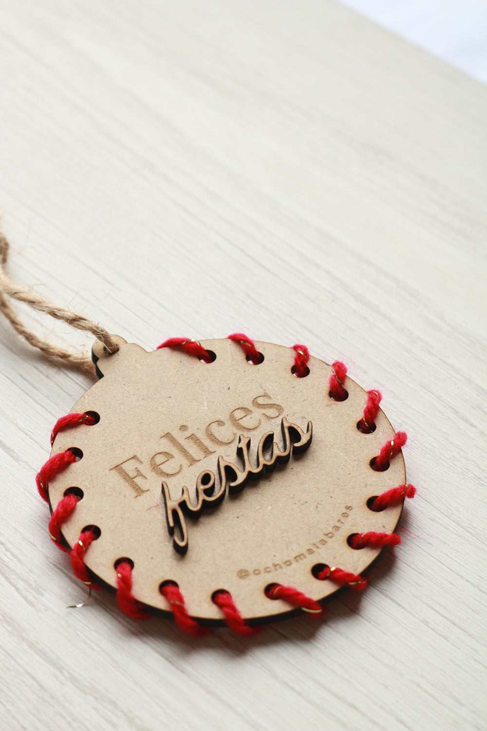 BOLA DE NAVIDAD PERSONALIZADA, TEJIDA CON HILO