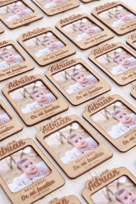 Portafotos tipo Polaroid usados como marcasitios personalizados en una mesa
